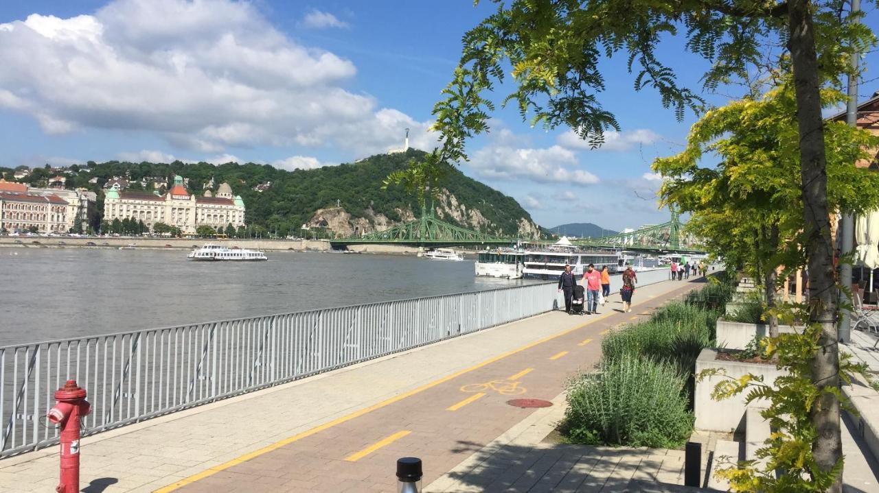 Riverside Balcony Apartment With View To Danube Boedapest Buitenkant foto