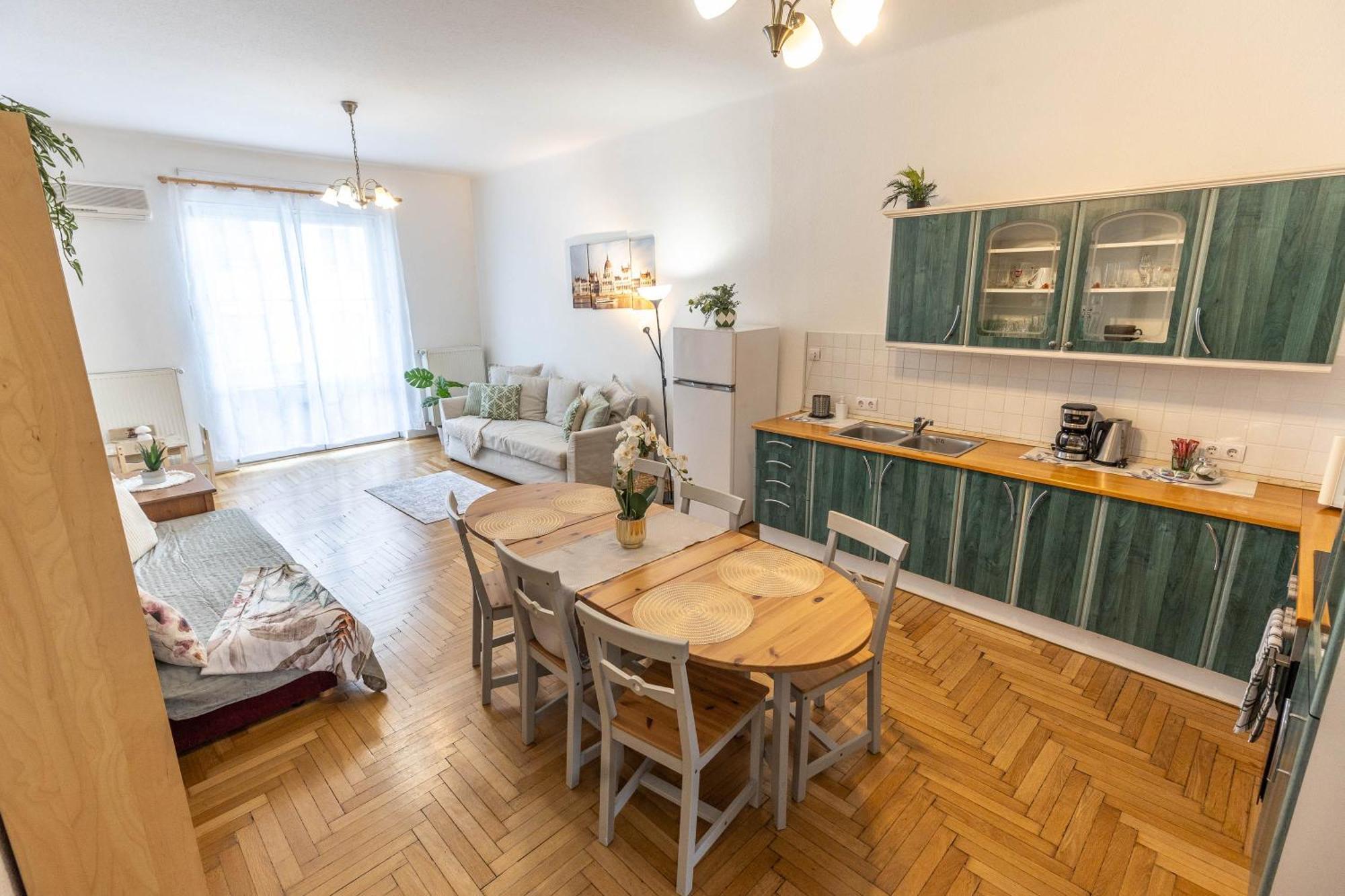 Riverside Balcony Apartment With View To Danube Boedapest Buitenkant foto